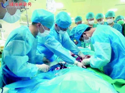 重症医学科医生们在实施ECMO技术抢救病人.jpg