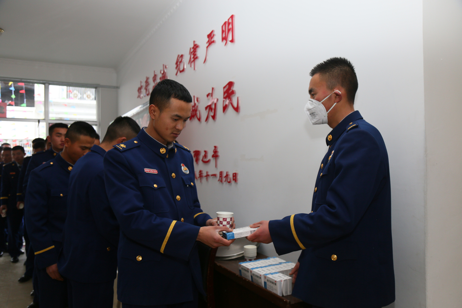发放预防药品.JPG