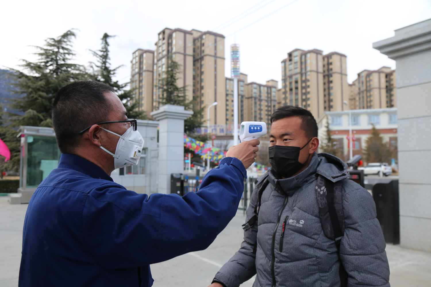 对休假归队人员进行体温测量.JPG
