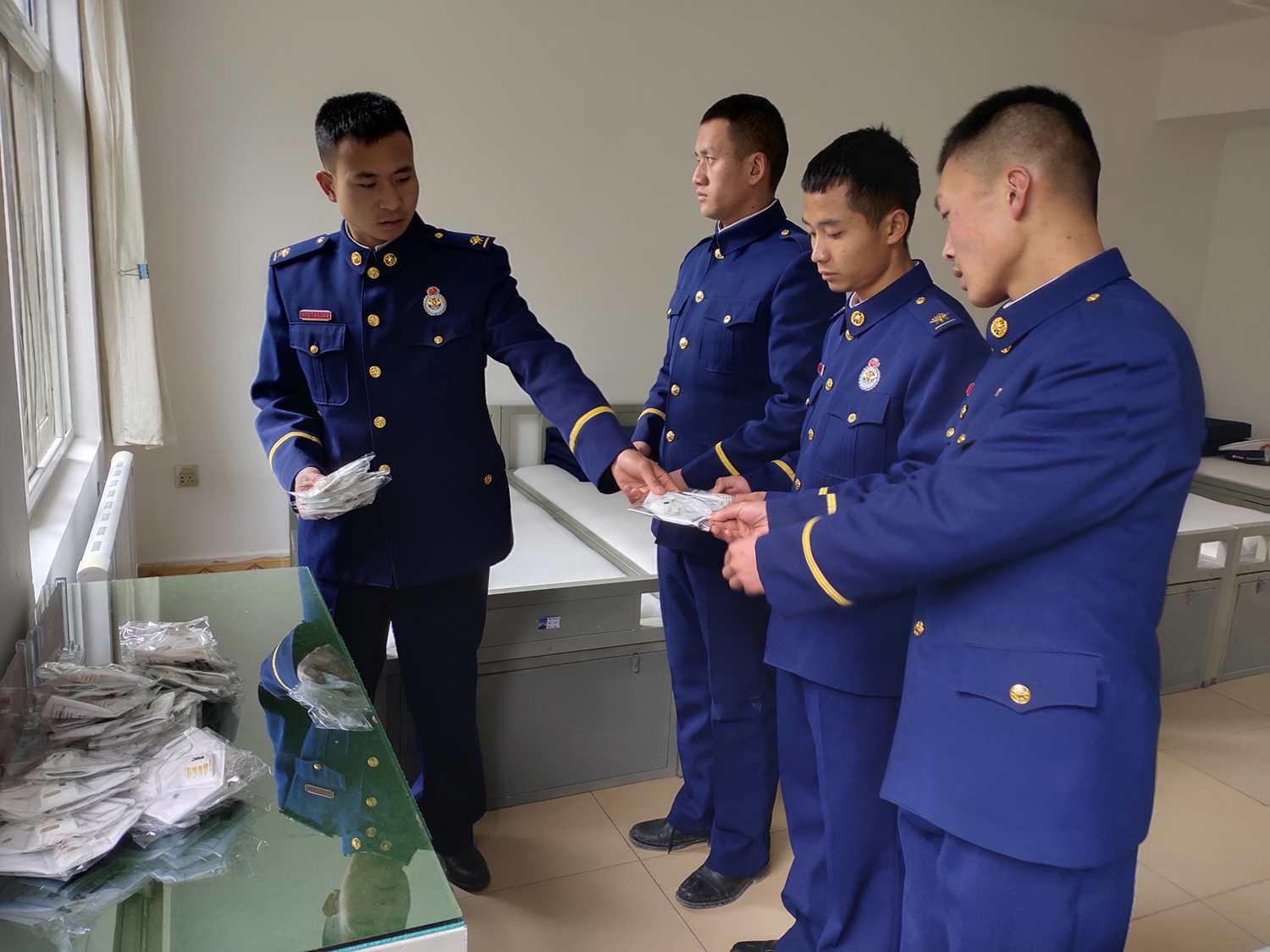 发放防护口罩.jpg