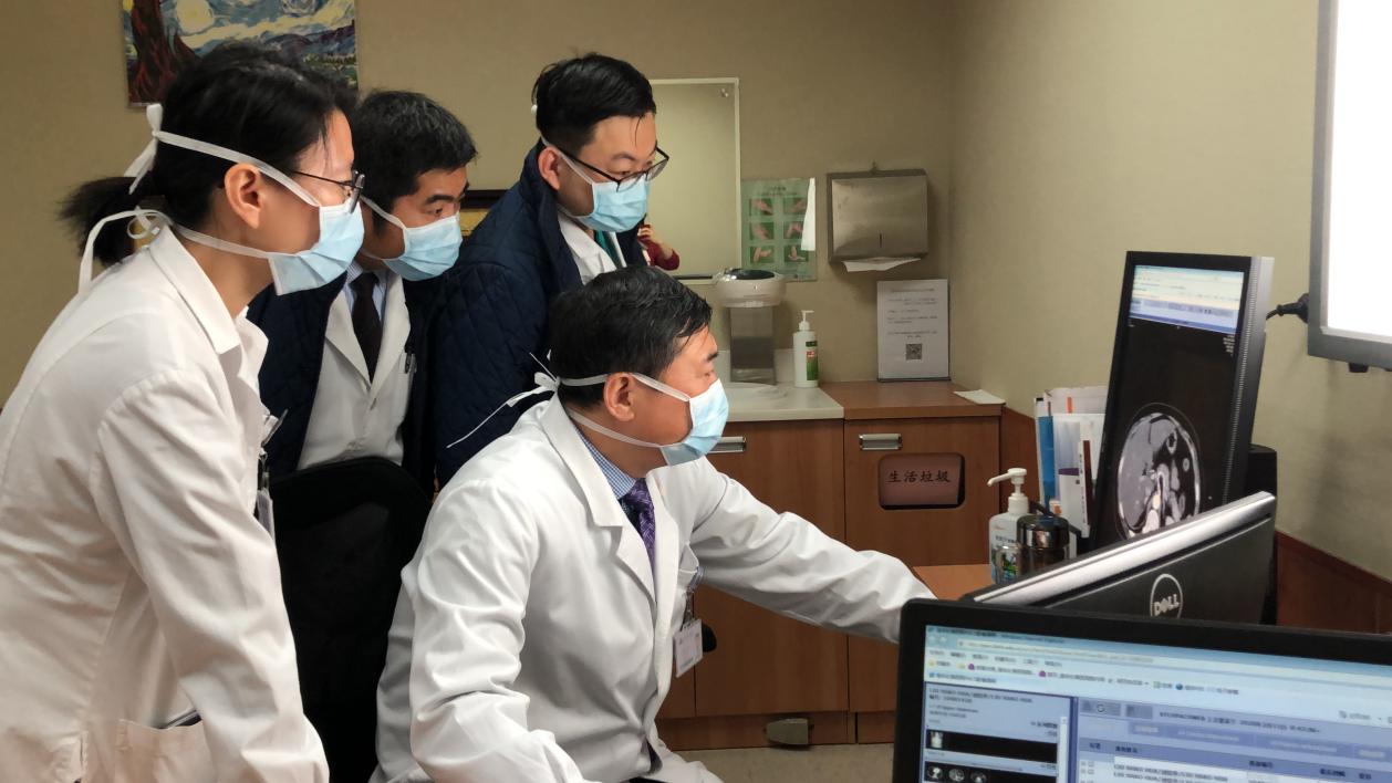 董家鸿院士和团队医生商讨病人手术方案