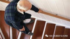 上楼不疼下楼疼，走着走着腿麻了？很可能是你的腰椎管出现“狭窄”了