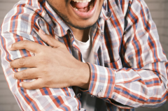 警惕“人生最后一次骨折”！老年防骨松，强骨与镇痛缺一不可